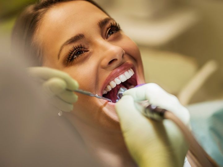 donna nella poltrona del dentista