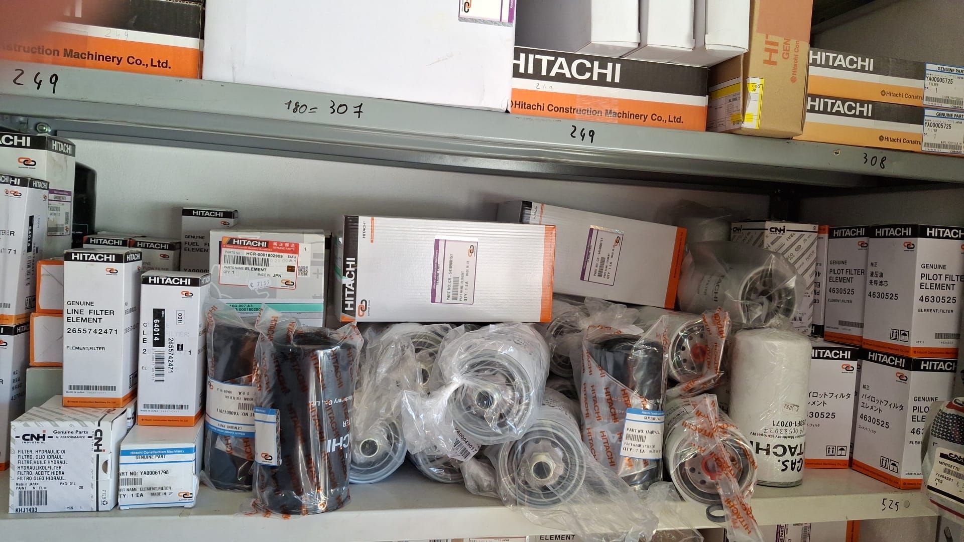 Scaffali pieni di componenti hardware in scatola e parti metalliche imballate in un negozio o in un magazzino.