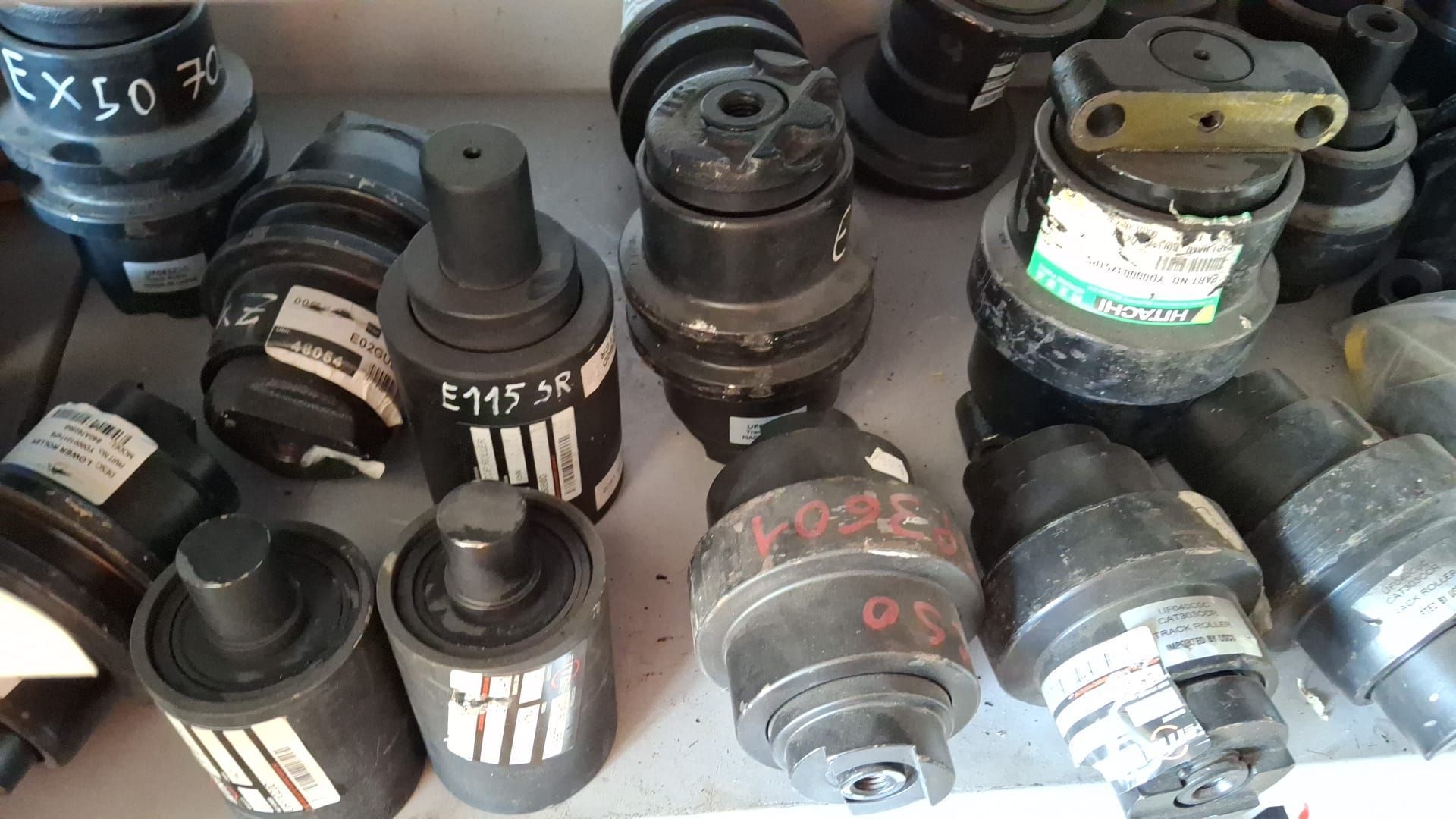 Vari componenti e connettori industriali neri ammucchiati su una superficie