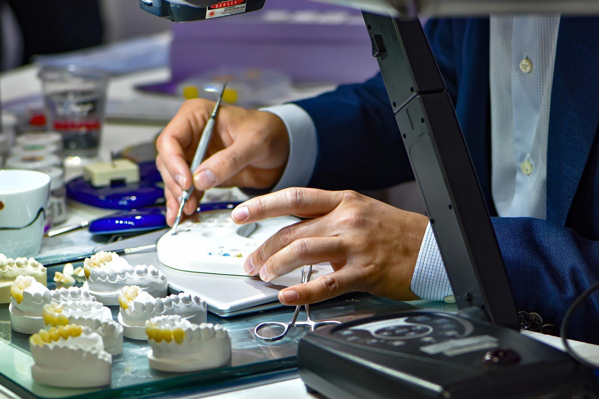 Zahntechniker befasst sich mit Labor-Composites in einem zahntechnischen Labor