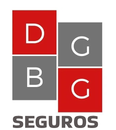Logo de seguros con cuatro cuadros rojo y gris con letras D, G y B, y texto “SEGUROS” abajo.
