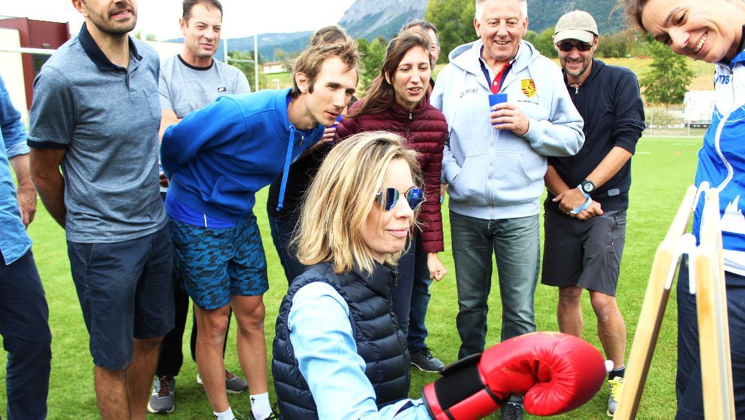 Deux groupes de personnes tirent sur les extrémités de la corde.