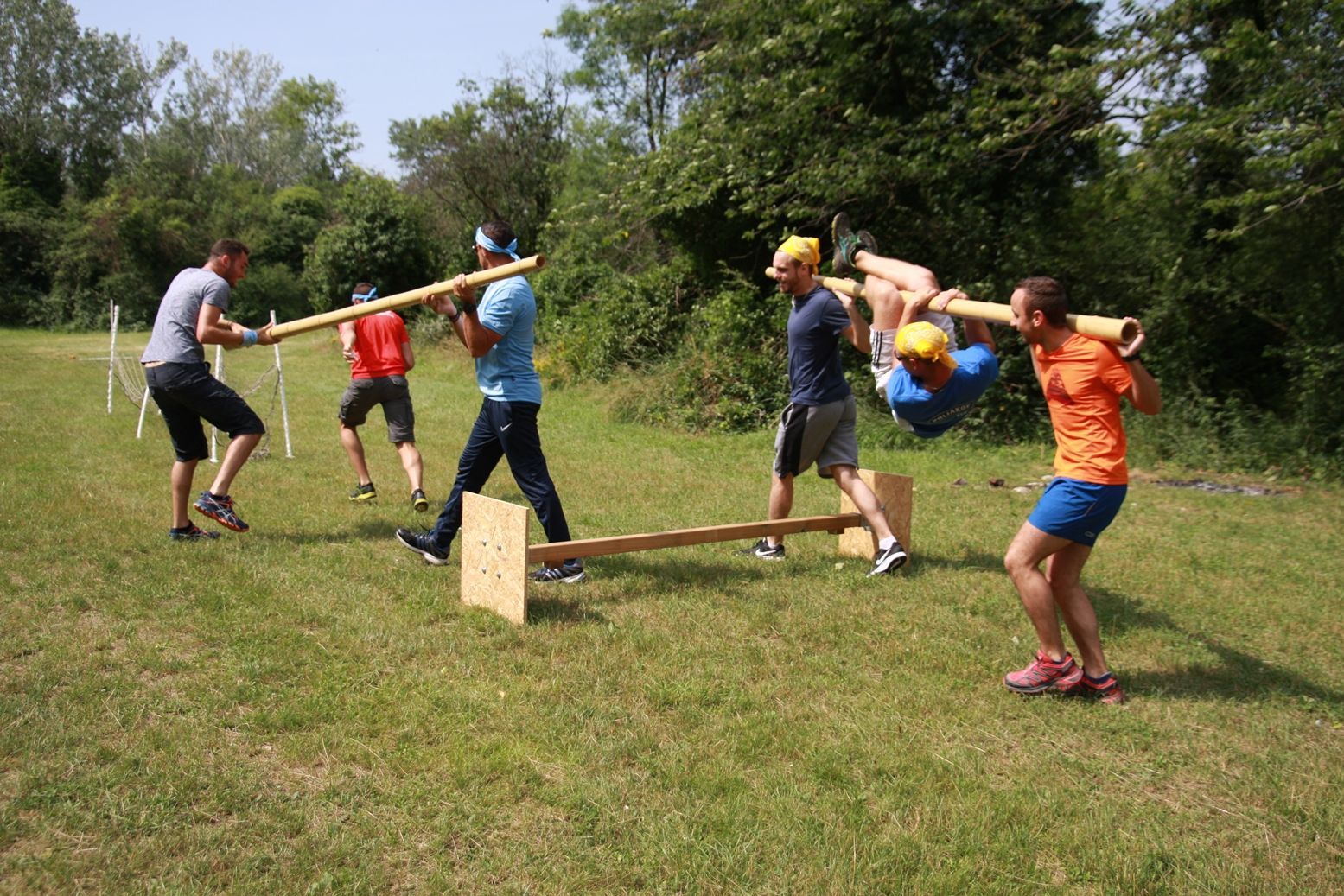 Un groupe de personnes joue à un jeu dans un champ.