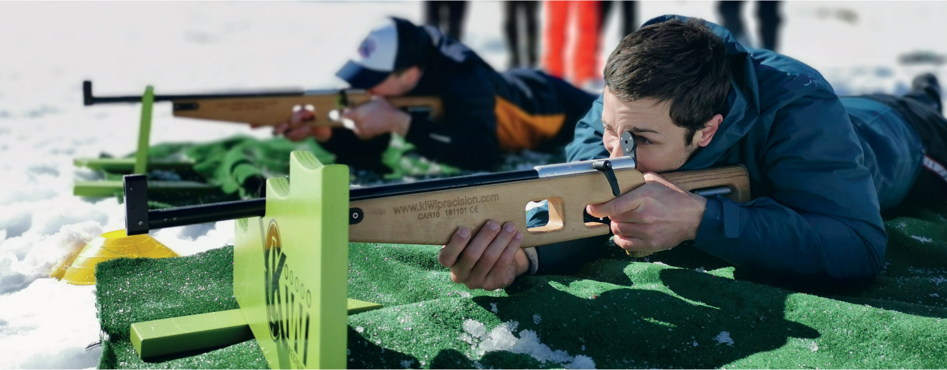 Femme en train de tirer à la carabine au biathlon