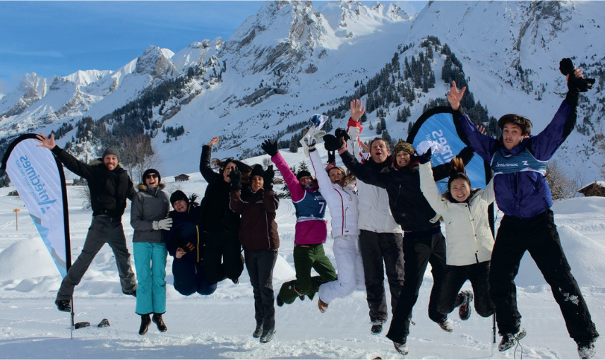 Un groupe de personnes saute dans les airs dans la neige