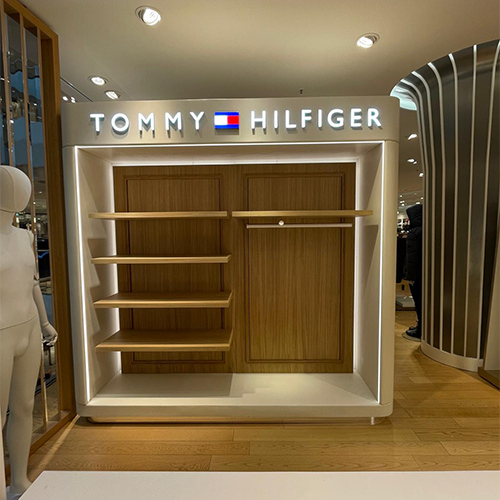 Een Tommy Hilfiger-winkel met een paspop ervoor