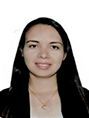 Una mujer con cabello largo y negro y un collar sonríe para la cámara.