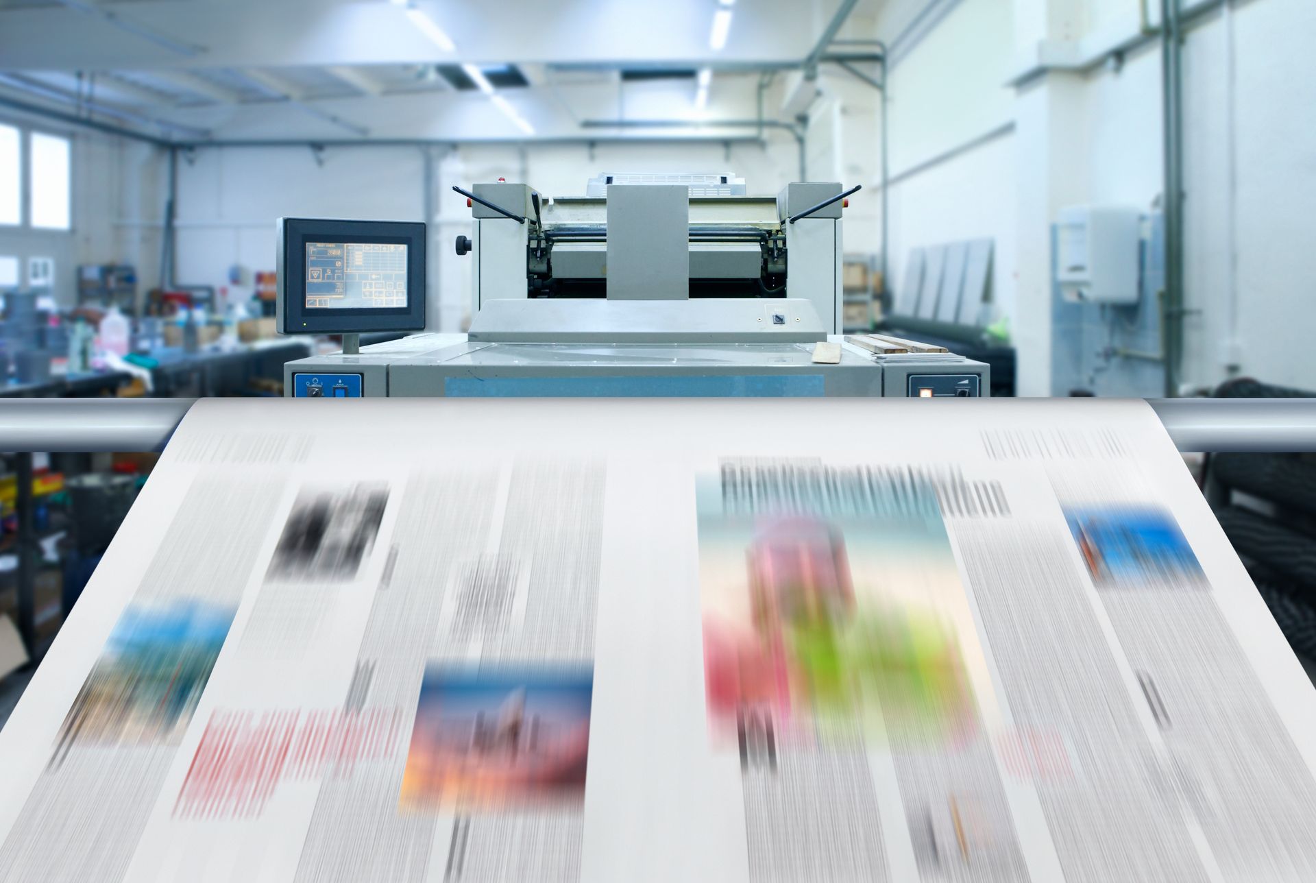 Un giornale viene stampato su una macchina in una fabbrica.