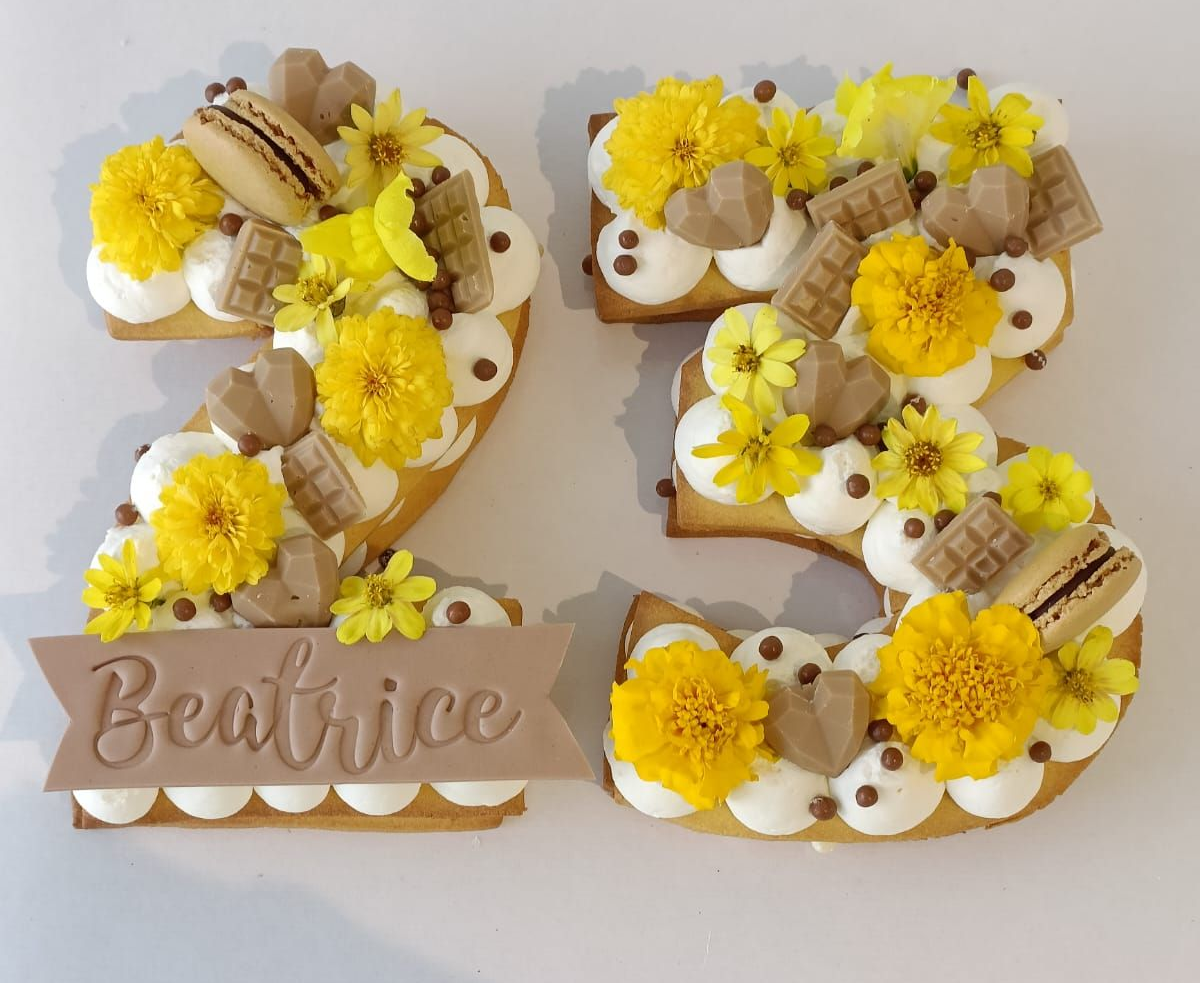 Biscotto decorato numero 2 e targhetta con il nome 