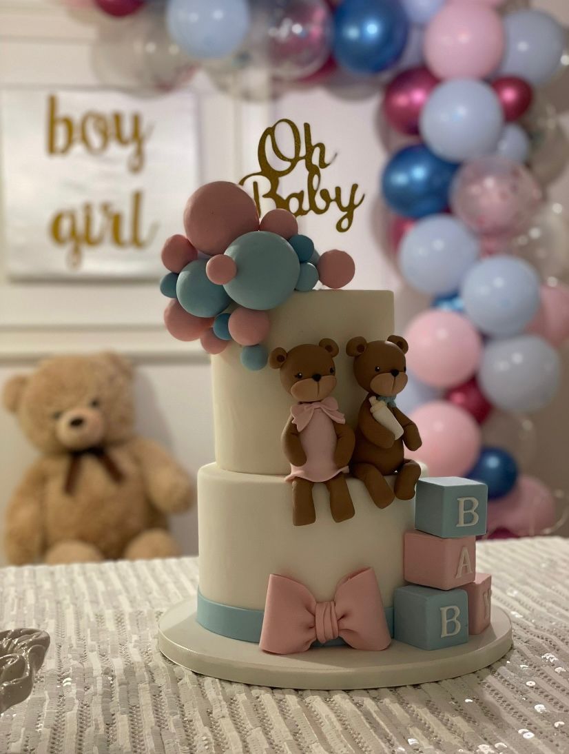 Torta per baby shower dai colori pastello con orsetti di peluche, palloncini e la scritta