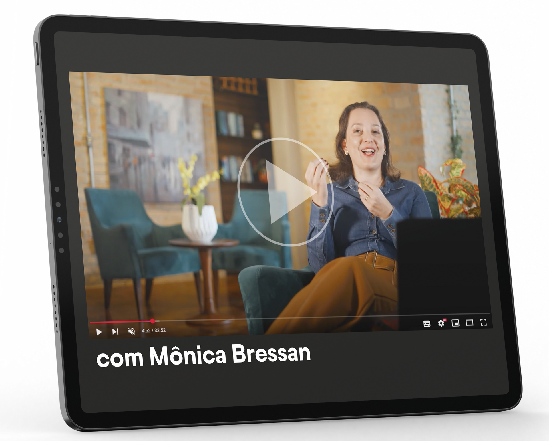 Um tablet com um vídeo de uma mulher sentada em uma cadeira.