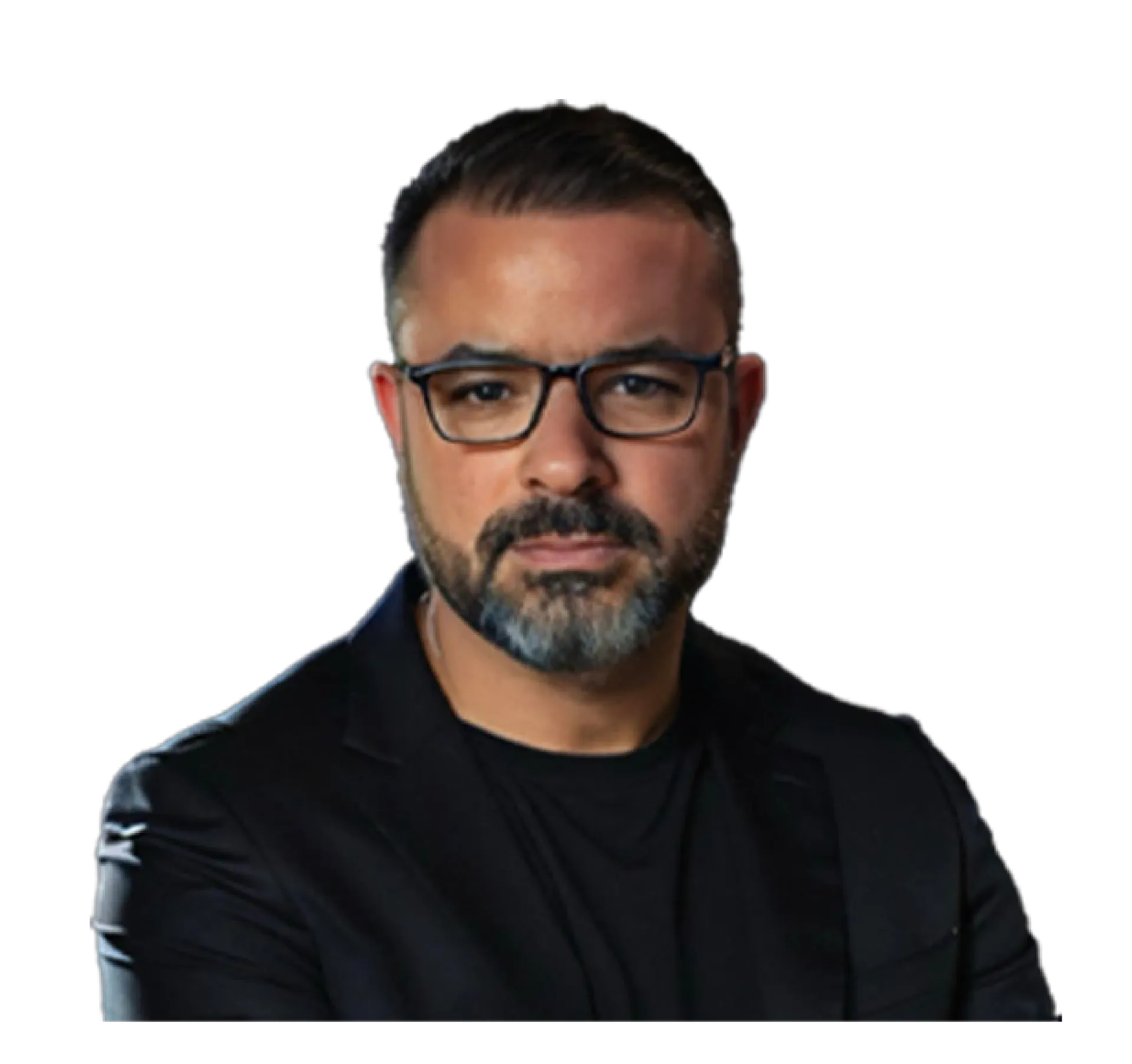 Um homem de óculos e barba está vestindo uma jaqueta preta