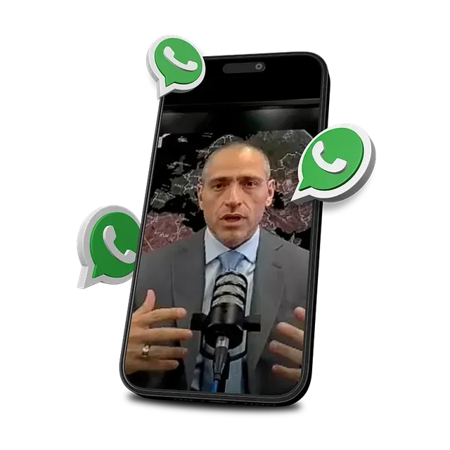 Um homem de terno está falando em um microfone de um celular.