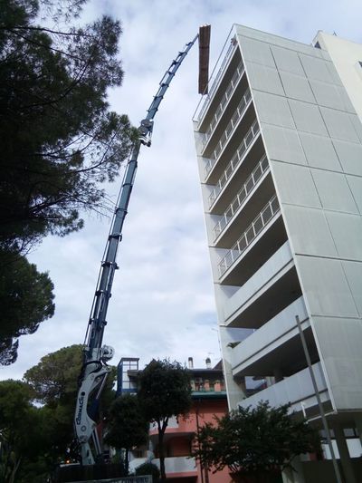 Traslochi e movimentazioni con gru in Friuli Venezia Giulia ad alta quota