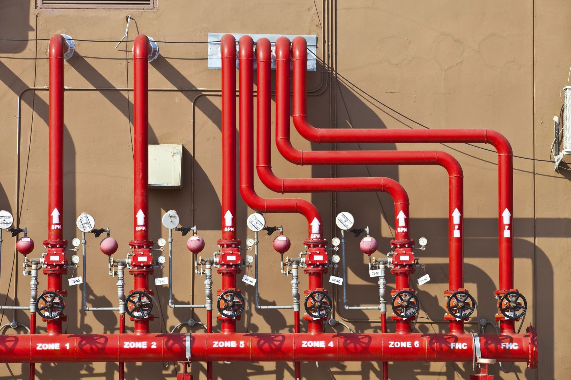 un système professionnel de protection incendie comprenant des colonnes montantes et un réseau de distribution d'eau avec vannes de contrôle par zone