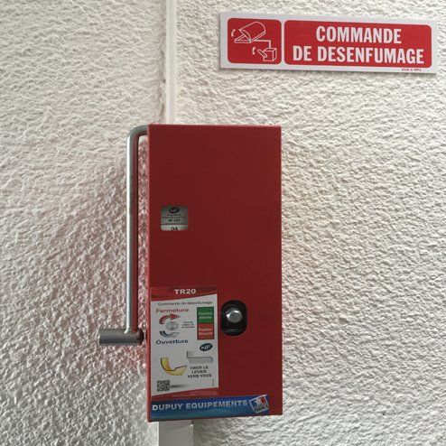 Trappe de désenfumage dans une cage escalier