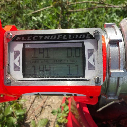 Image de verification poteau incendie et instrument pour measurer debit
