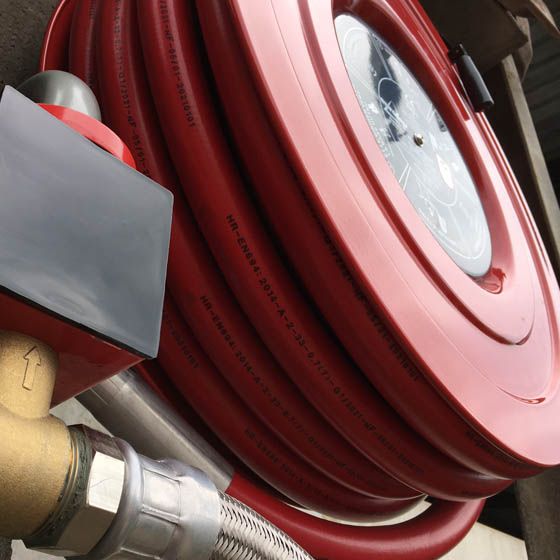 Un robinet d’incendie armé sur poteau dans un entrepot
