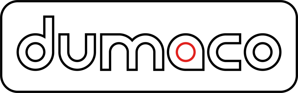 Logo voor Dumaco met zwarte omlijnde letters op een witte achtergrond, de "a" heeft een rode cirkel.