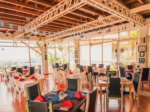 Hay muchas mesas y sillas en el restaurante.