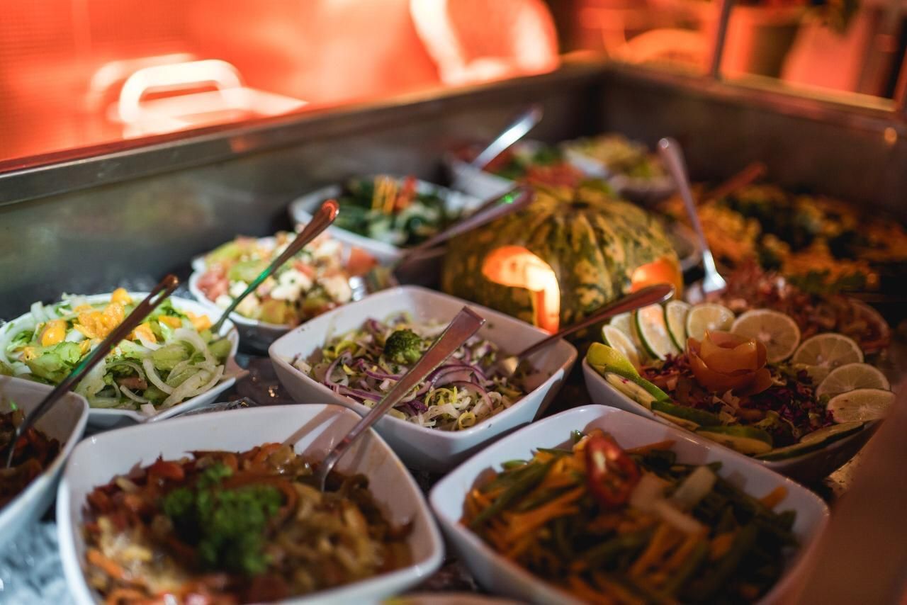Un buffet lleno de muchos tipos diferentes de comida.