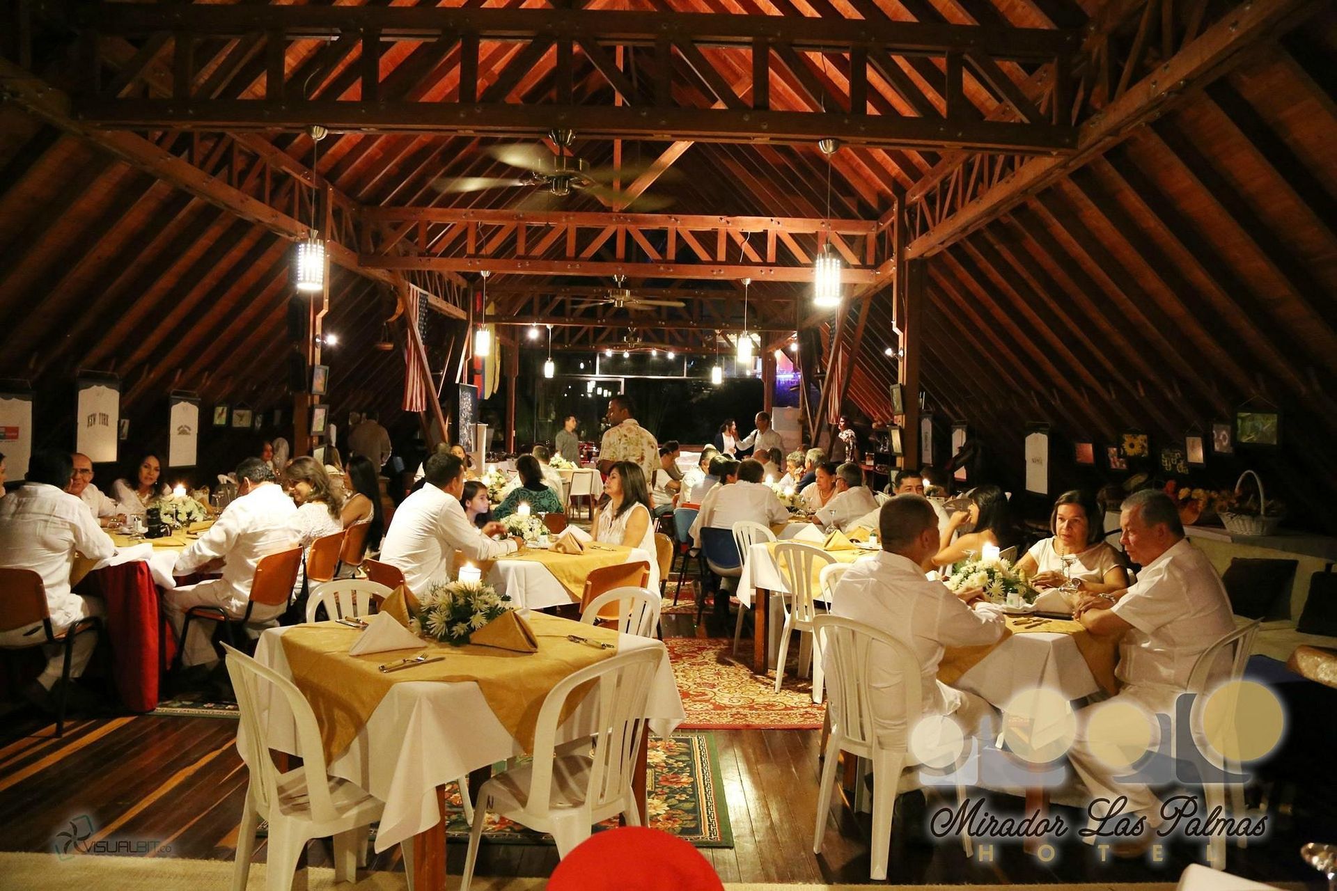 Un grupo de personas están sentadas en mesas en un restaurante.