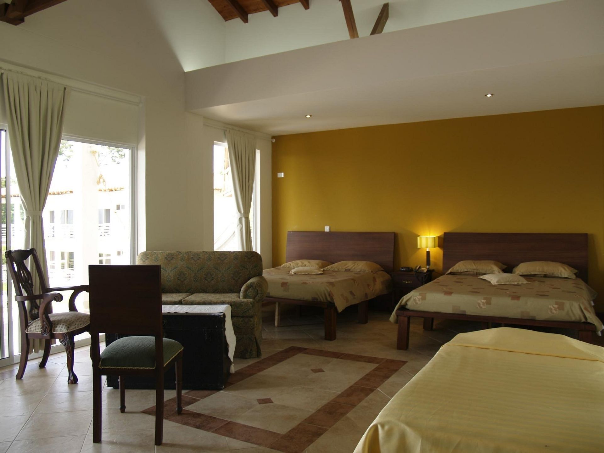Una habitación de hotel con dos camas y un sofá.