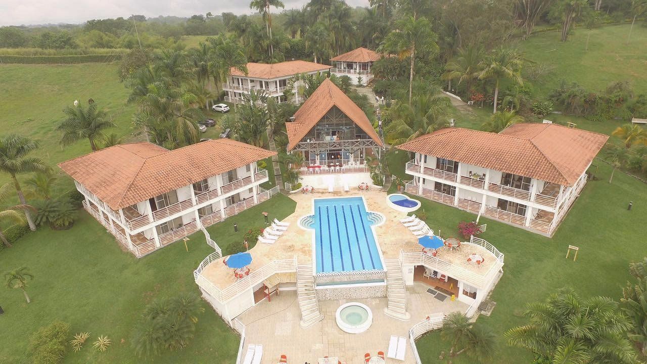 Una vista aérea de una gran piscina rodeada de casas.