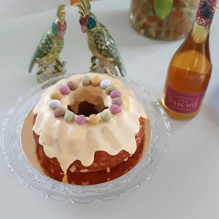 Een tulbandcake met glazuur en snoepjes