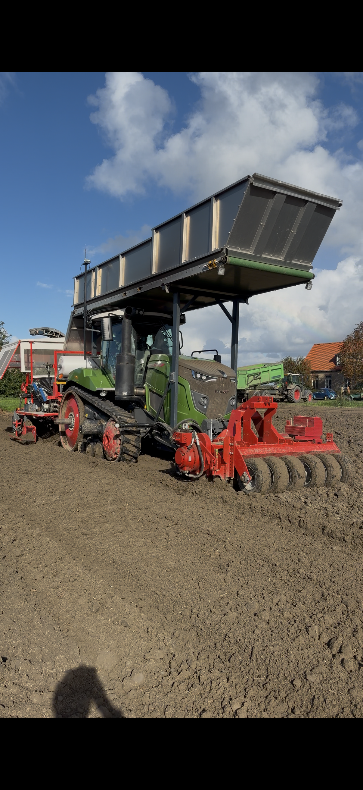 De plantmachine met de bollenbak op het land