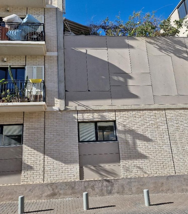 בניין עם לוחות פייברצמנט