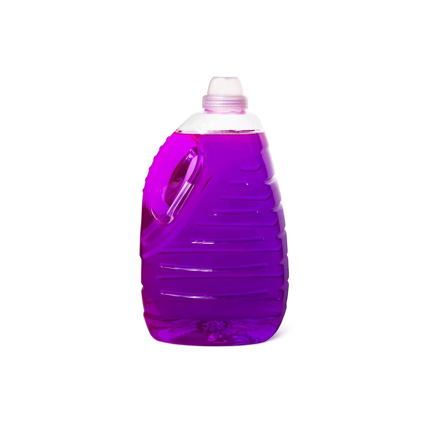 Una botella de líquido morado con asa sobre un fondo blanco.