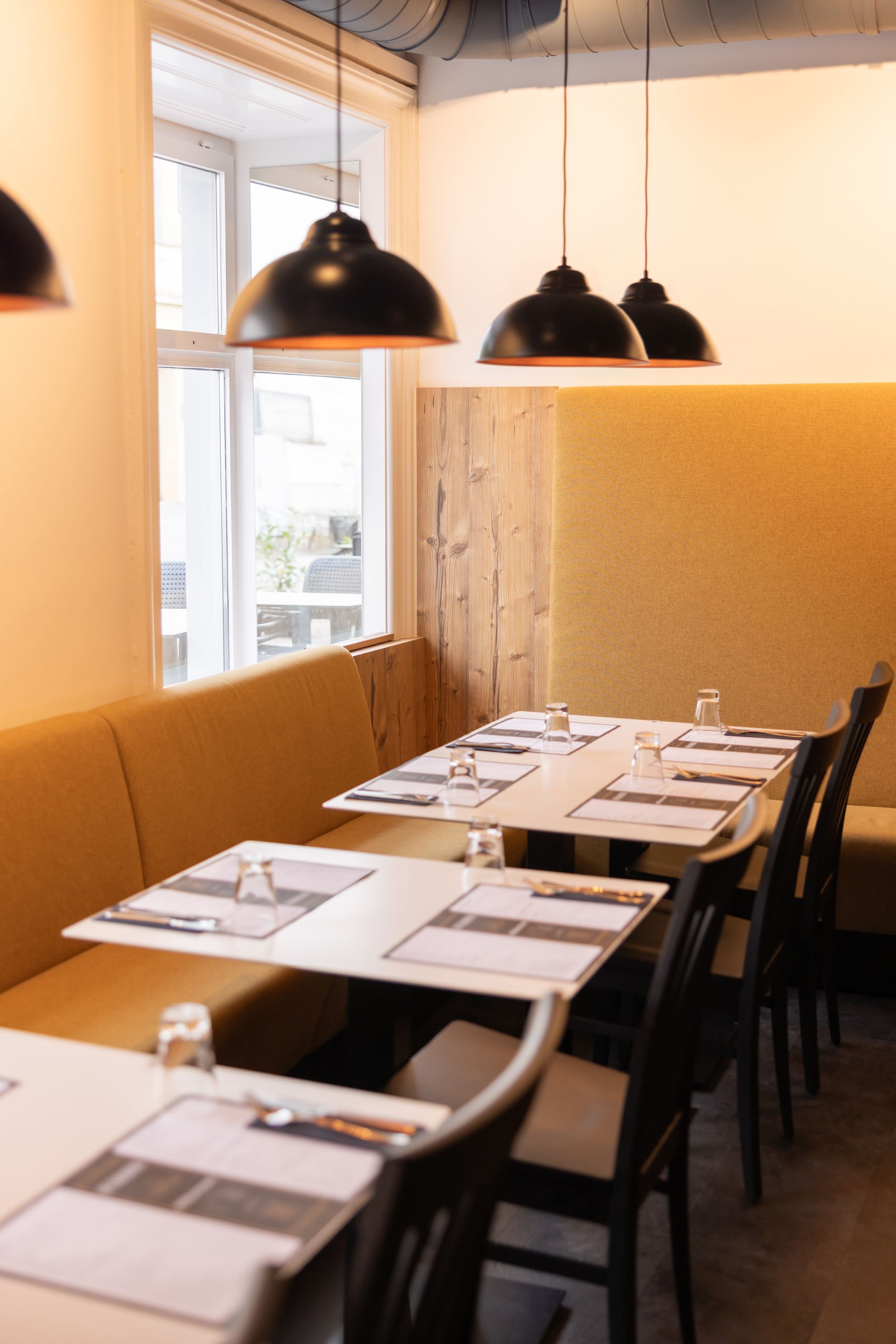 Ein Restaurant mit Tischen und Stühlen und einem Fenster