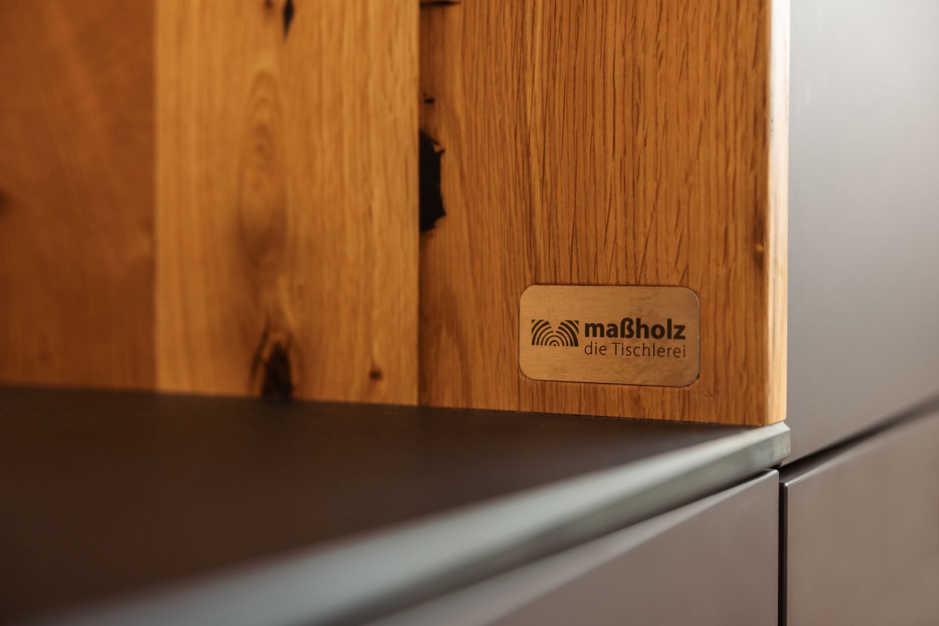 Eine Nahaufnahme eines Holzregals mit einem Etikett darauf.
