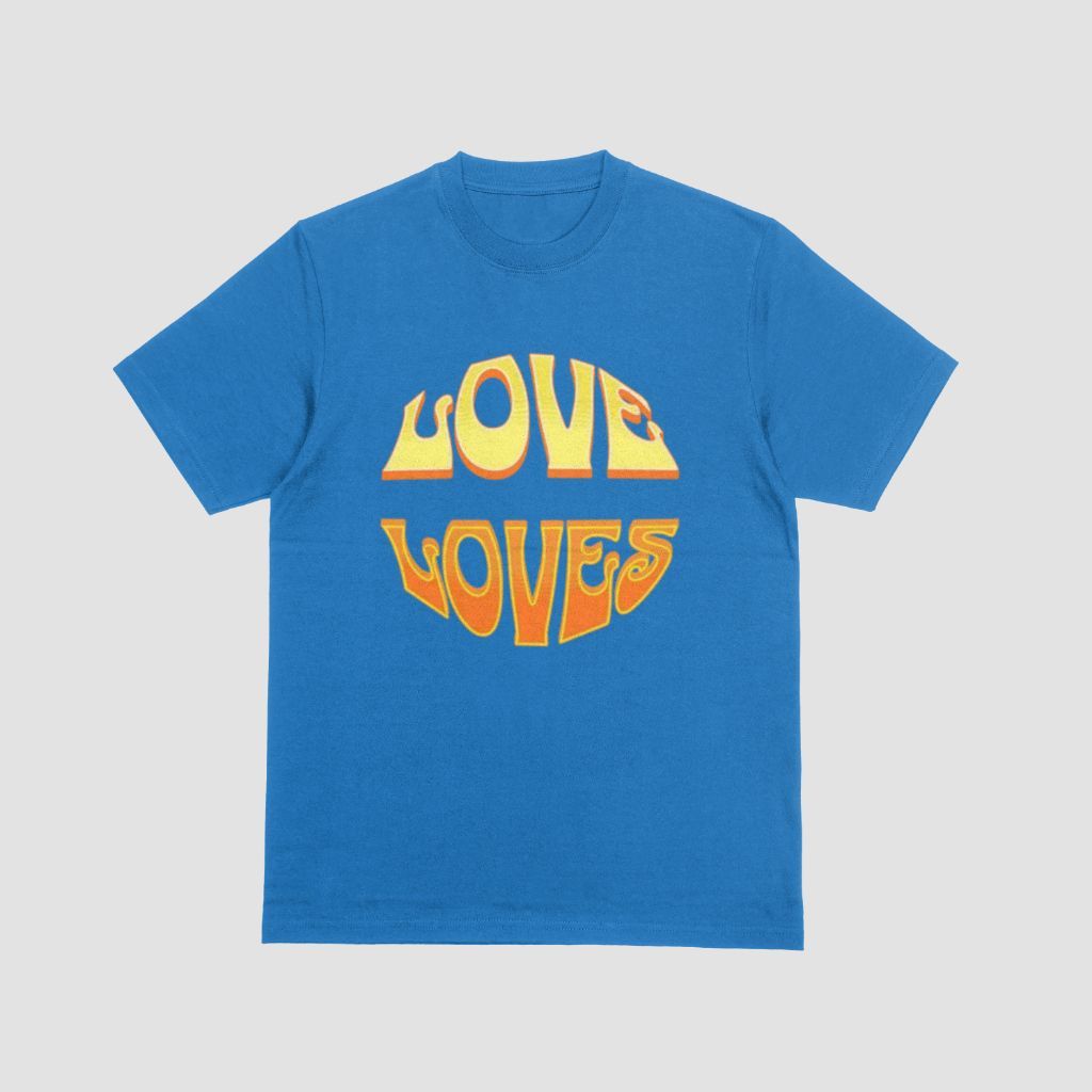 Love Loves circle graphic red tee
