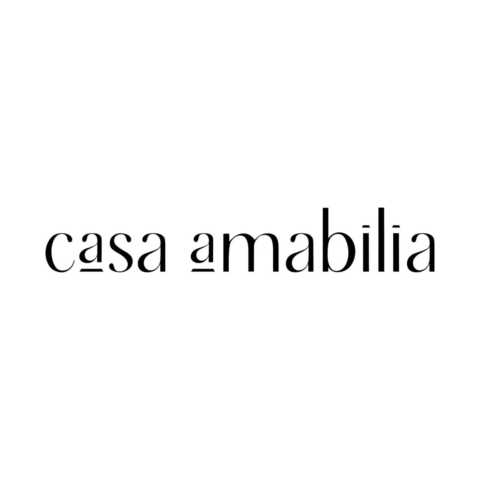 Um logotipo preto e branco para casa amabilis em um fundo branco.