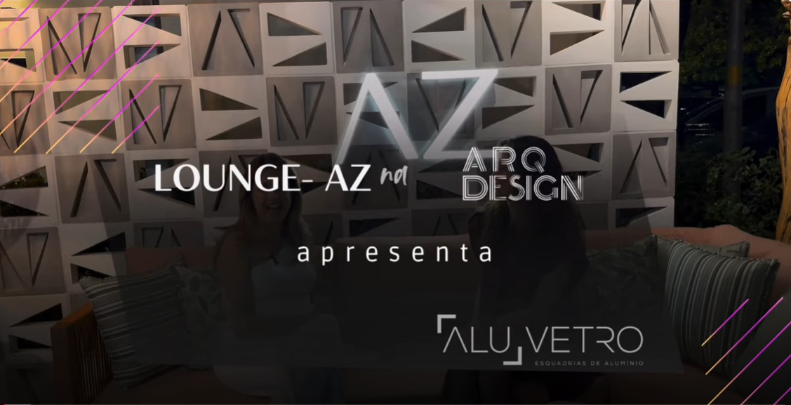 Um sofá está sentado em frente a uma parede que diz lounge az design