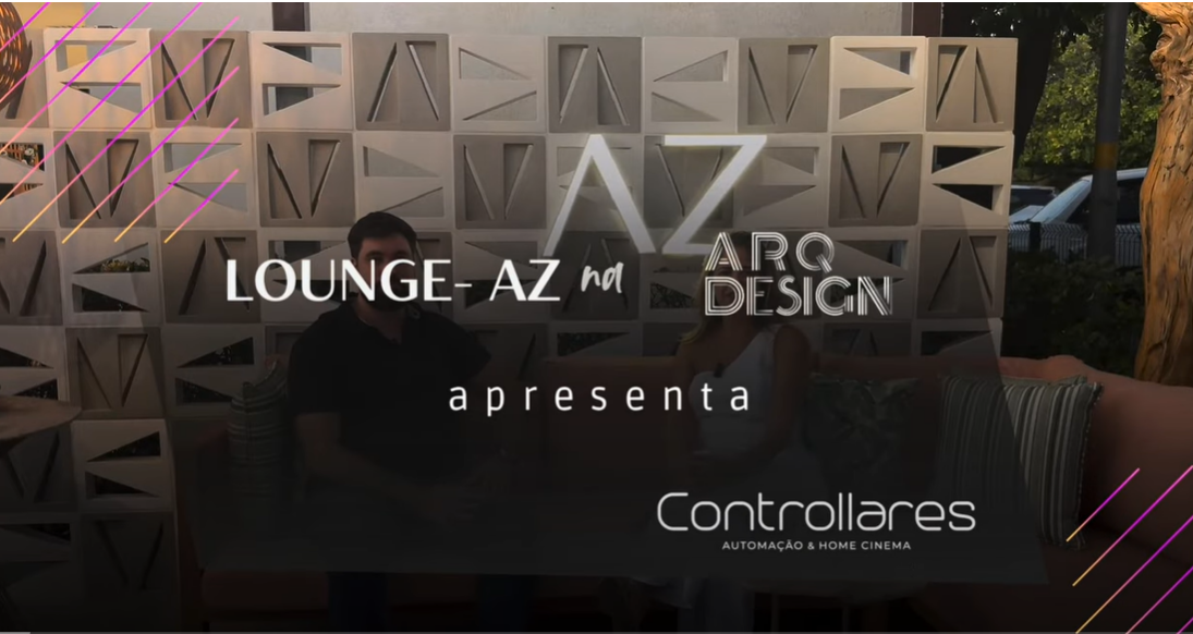 Um homem está parado em frente a uma parede que diz lounge az m design