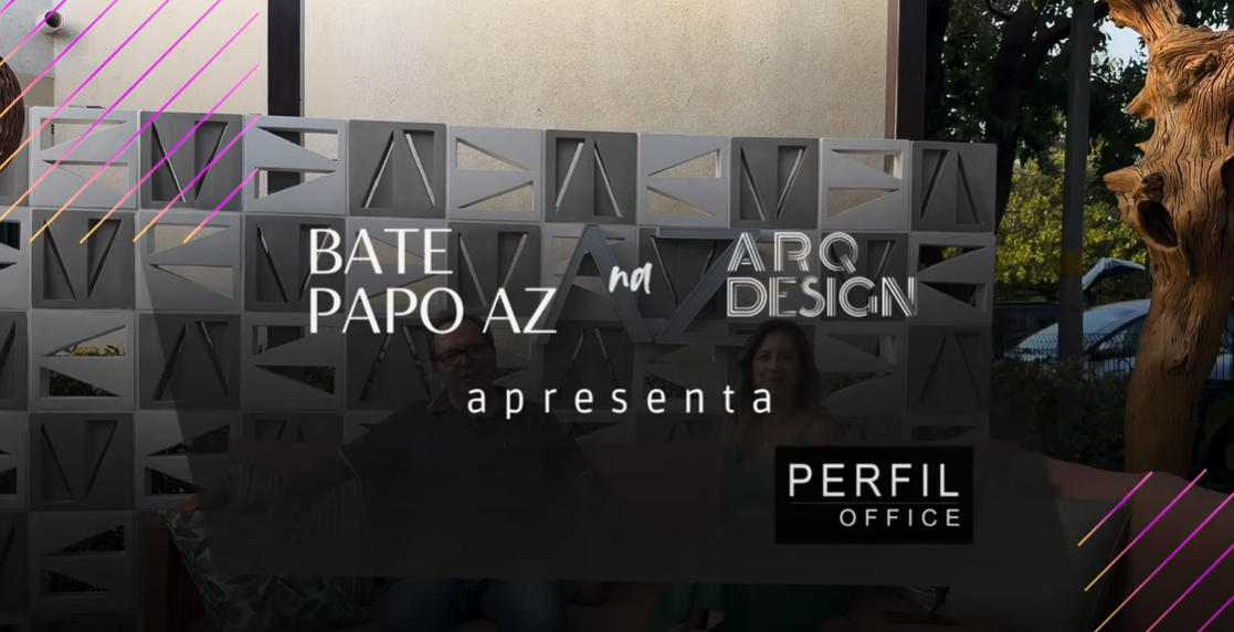 Uma mulher está parada em frente a um prédio com uma placa que diz perfil office.