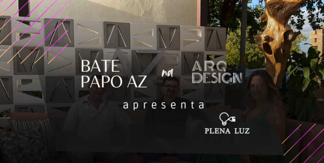 Um grupo de pessoas em pé na frente de uma placa que diz bate papo az