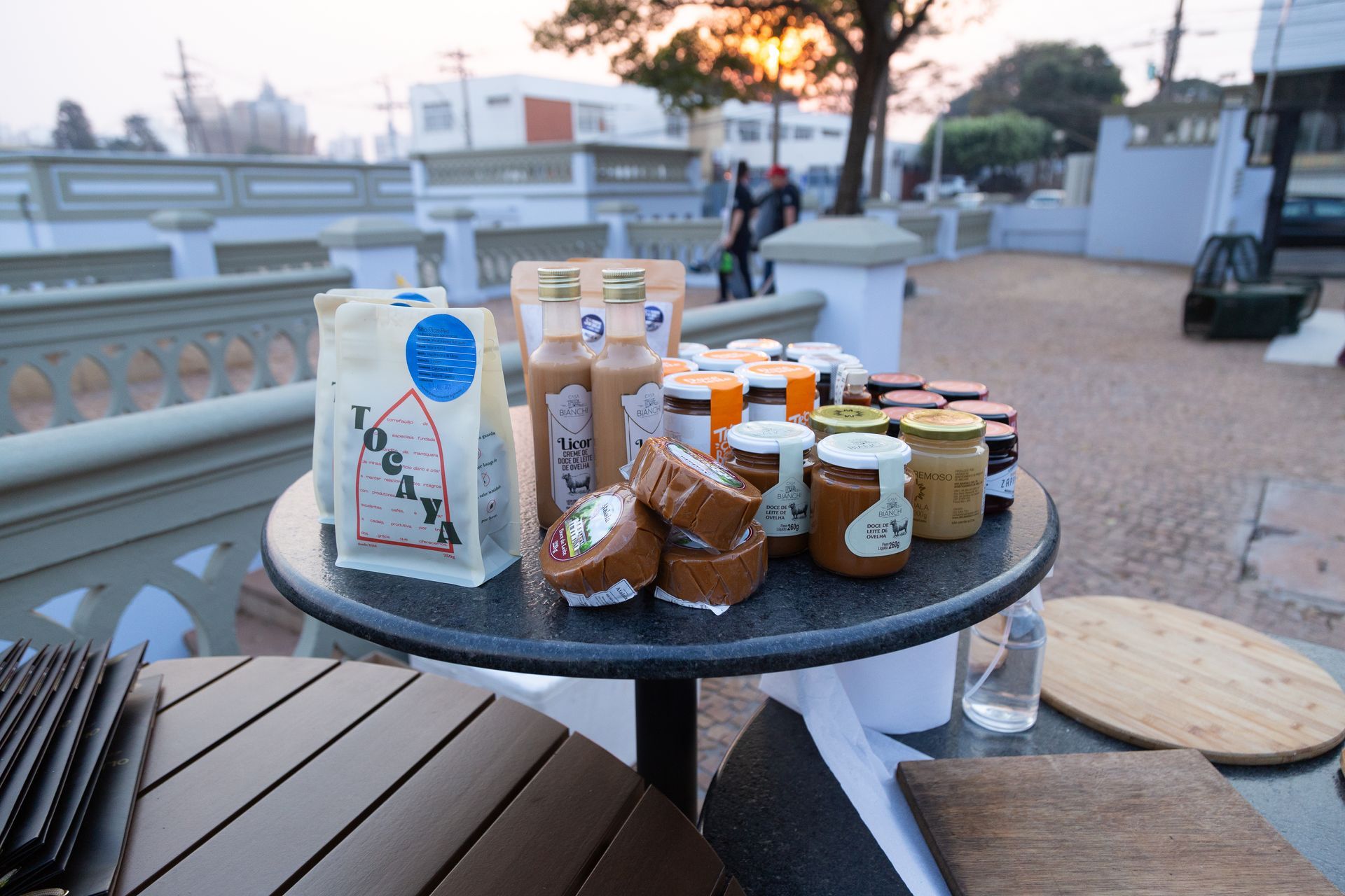 Uma mesa com potes e sacos de comida sobre ela