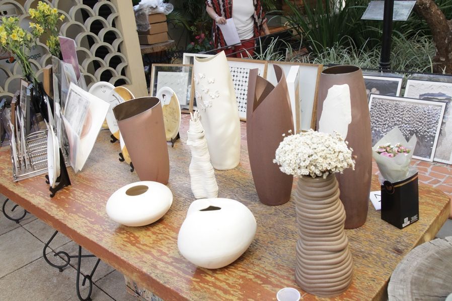 Uma mesa com muitos vasos e flores sobre ela