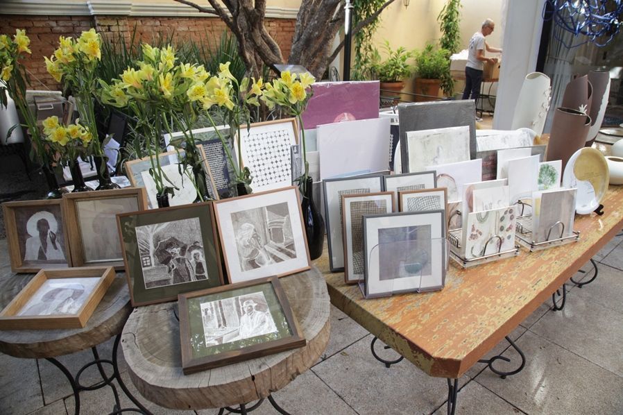 Uma mesa com um monte de fotos nela