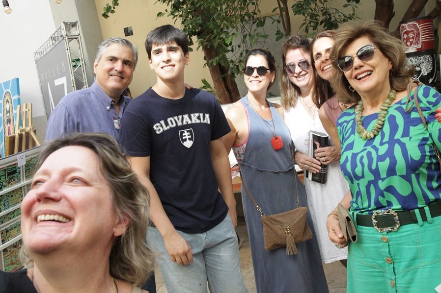Um grupo de pessoas posando para uma foto, uma delas vestindo uma camisa da Eslováquia