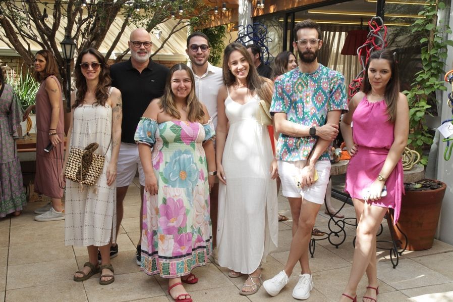 Um grupo de pessoas está posando para uma foto juntos.