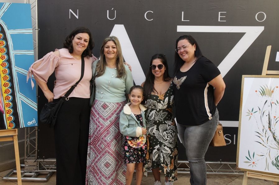 Um grupo de mulheres e uma menina estão posando para uma foto.