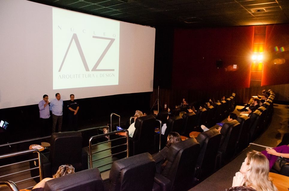 As pessoas estão assistindo a um filme em um cinema com o logotipo az na tela