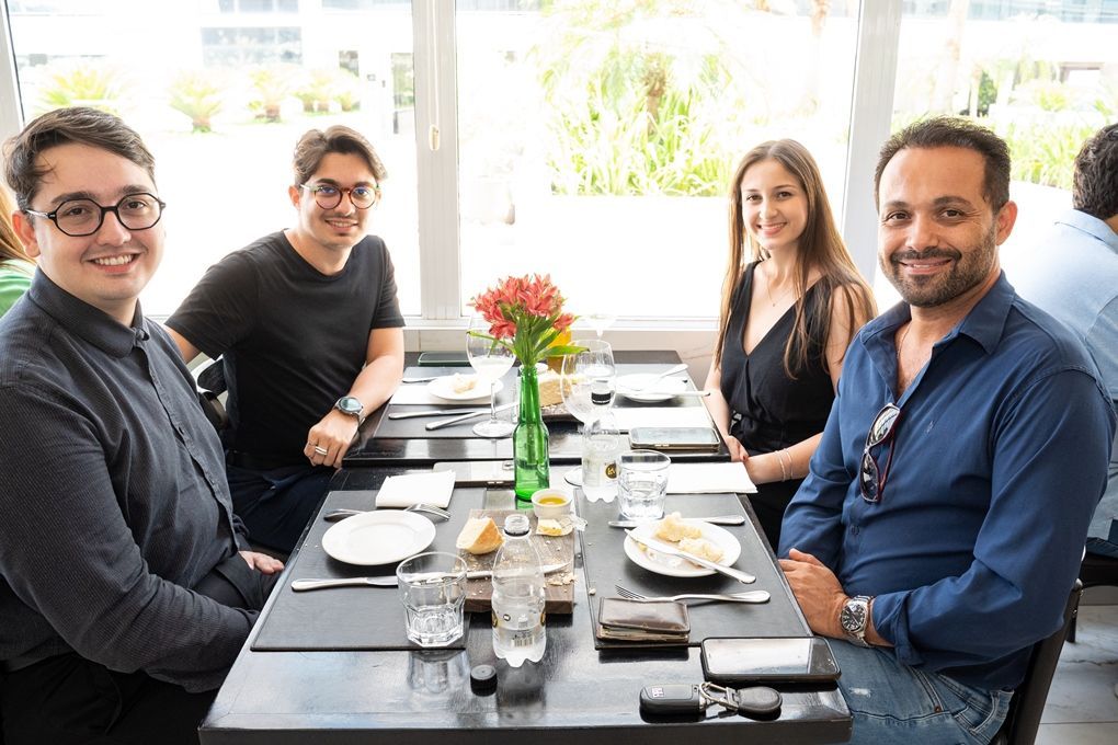 Um grupo de pessoas está sentado à mesa em um restaurante.