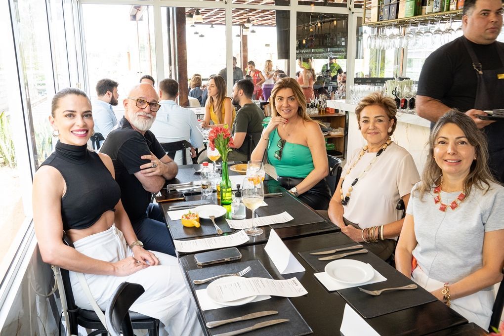 Um grupo de pessoas está sentado à mesa em um restaurante.