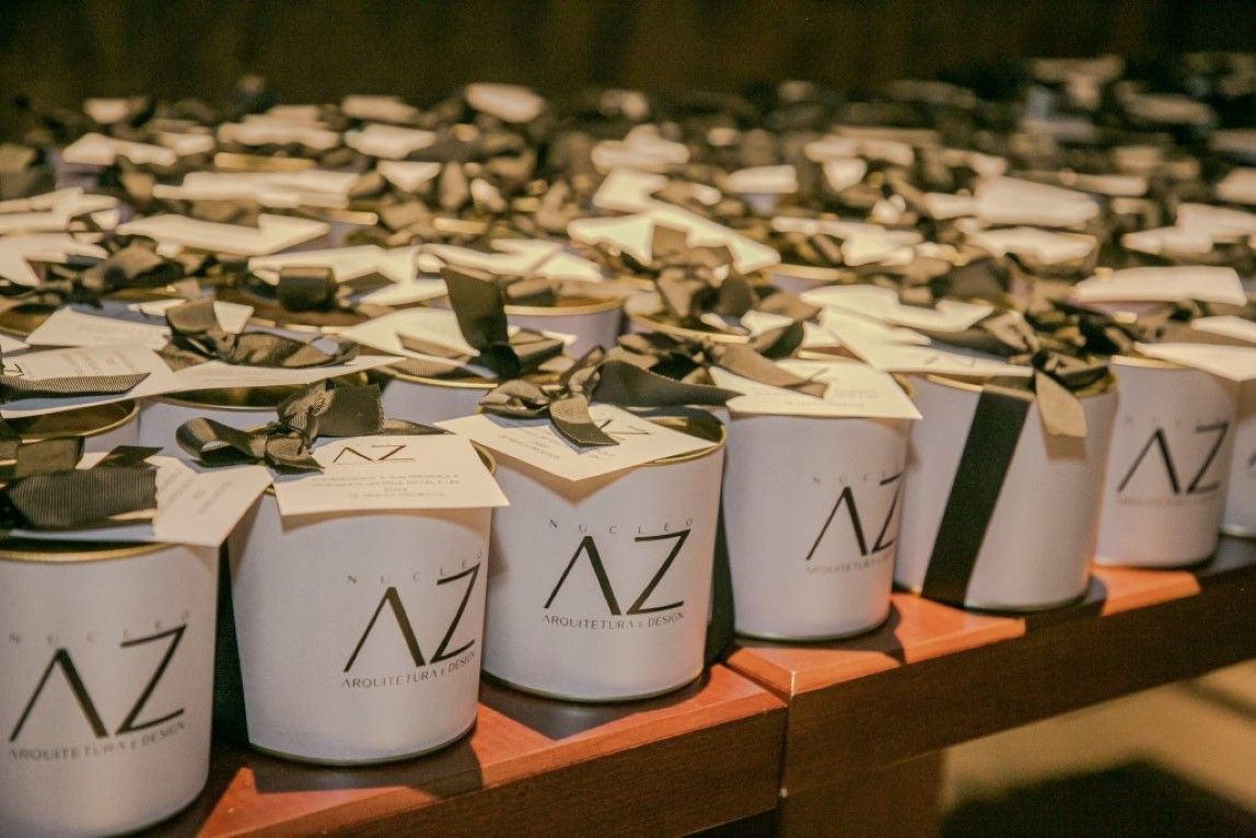 Uma fileira de caixas brancas com a letra az escrita nelas